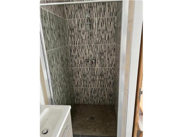 Douche à l'italienne du studio Logia